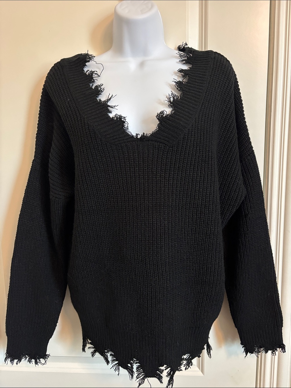 Zenana Black Distressed V-Neck Fringe Hem Women's Sweater. M